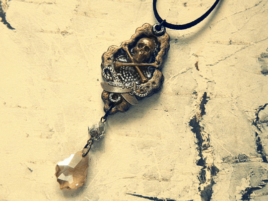 vintage style skull and crossbones necklace